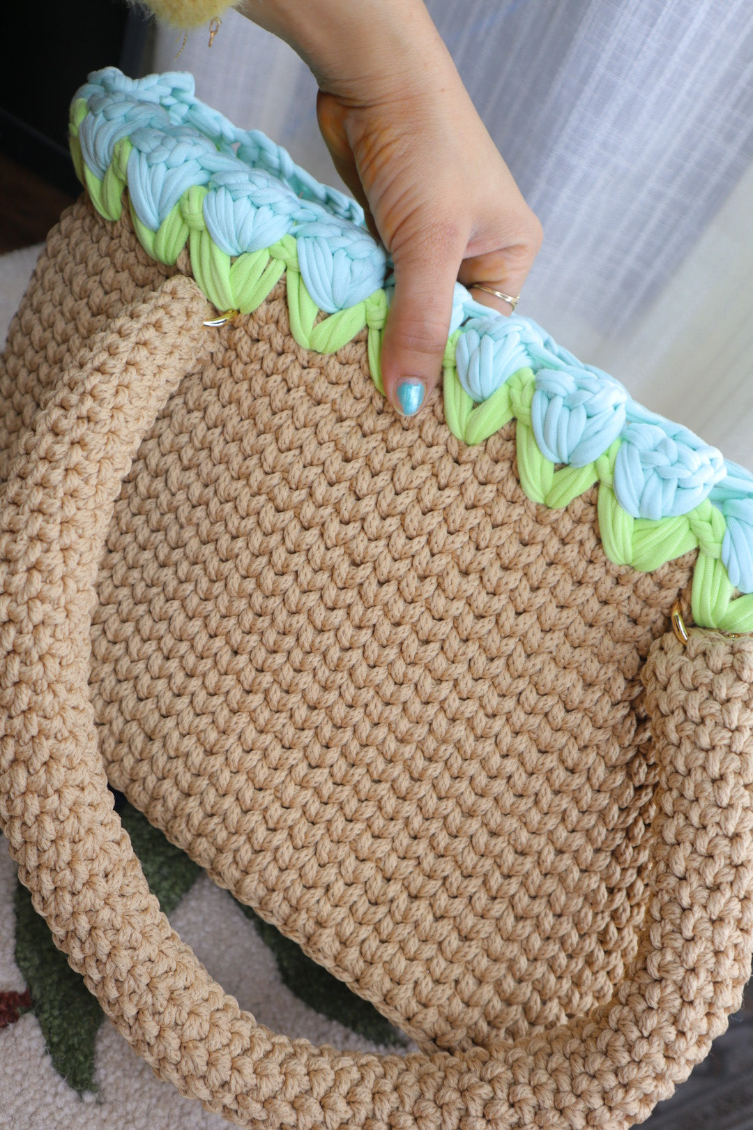 Beige Crochet Tote With Light Blue Tulips
