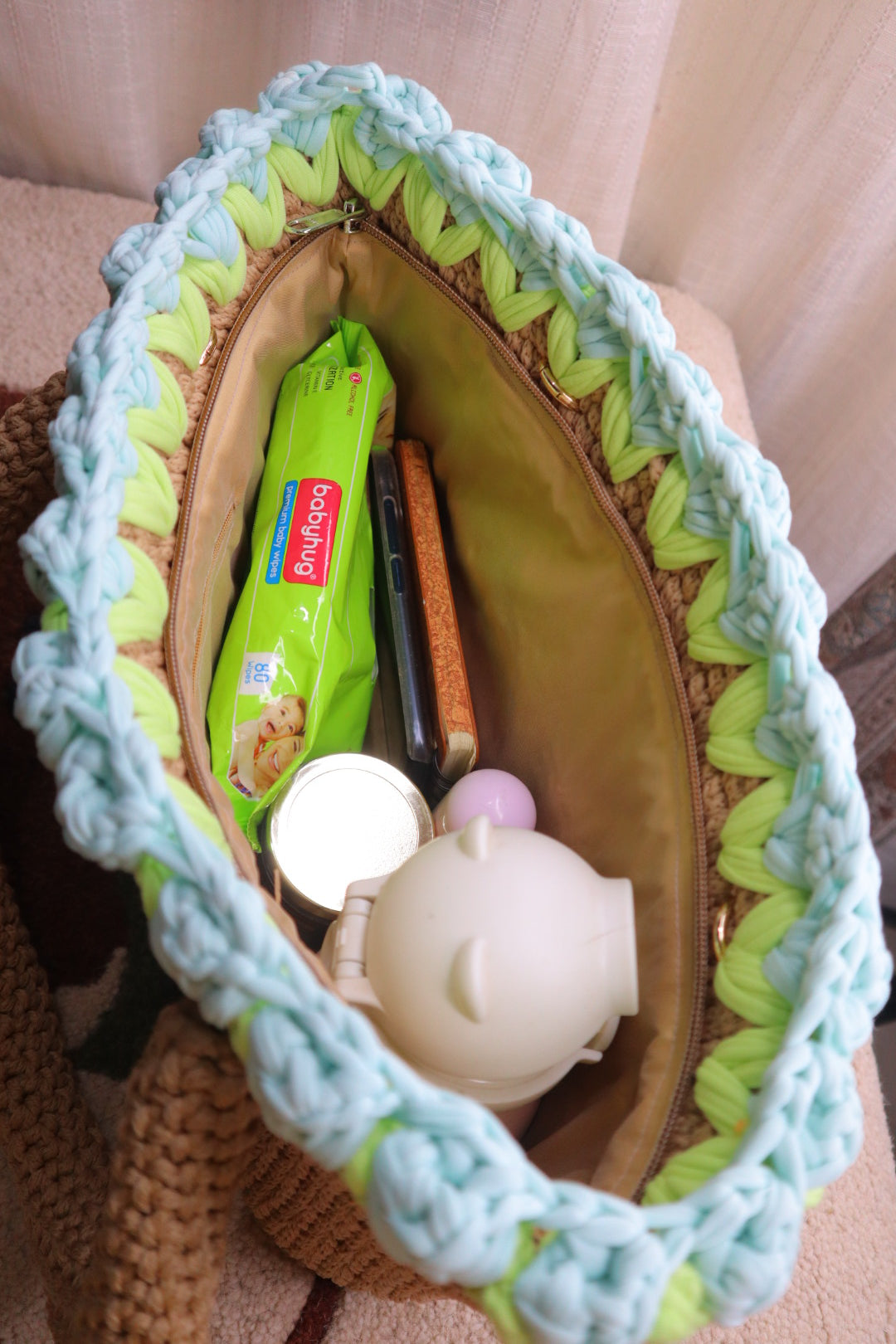 Beige Crochet Tote With Light Blue Tulips
